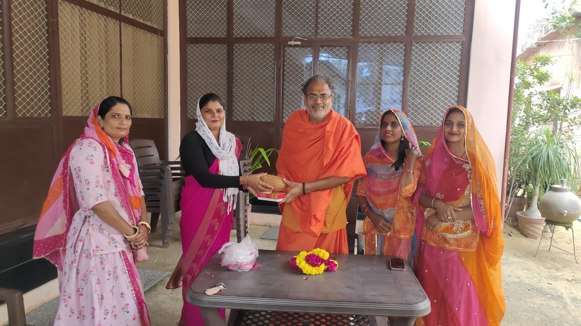 पुष्कर में परम पूज्य महंत श्री सेवानंद गिरी जी महाराज से डिजिटल डायरेक्टरी के विषय में सौहार्दपूर्ण भेंट एवं विचार-विमर्श का अवसर प्राप्त हुआ। इस दौरान डिजिटल डायरेक्टरी के माध्यम से समाज को जोड़ने, जानकारी को एक मंच पर लाने तथा इसके भविष्य को लेकर विस्ता